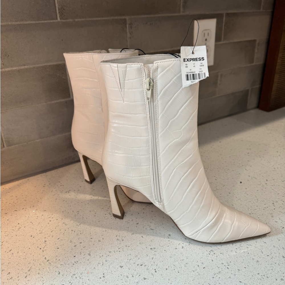 BRAND NEW - NEVER WORN Express White Leather Boots Size 8